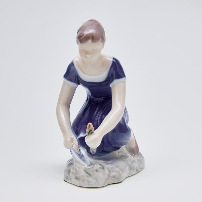 Девушка сажает цветы - View 8