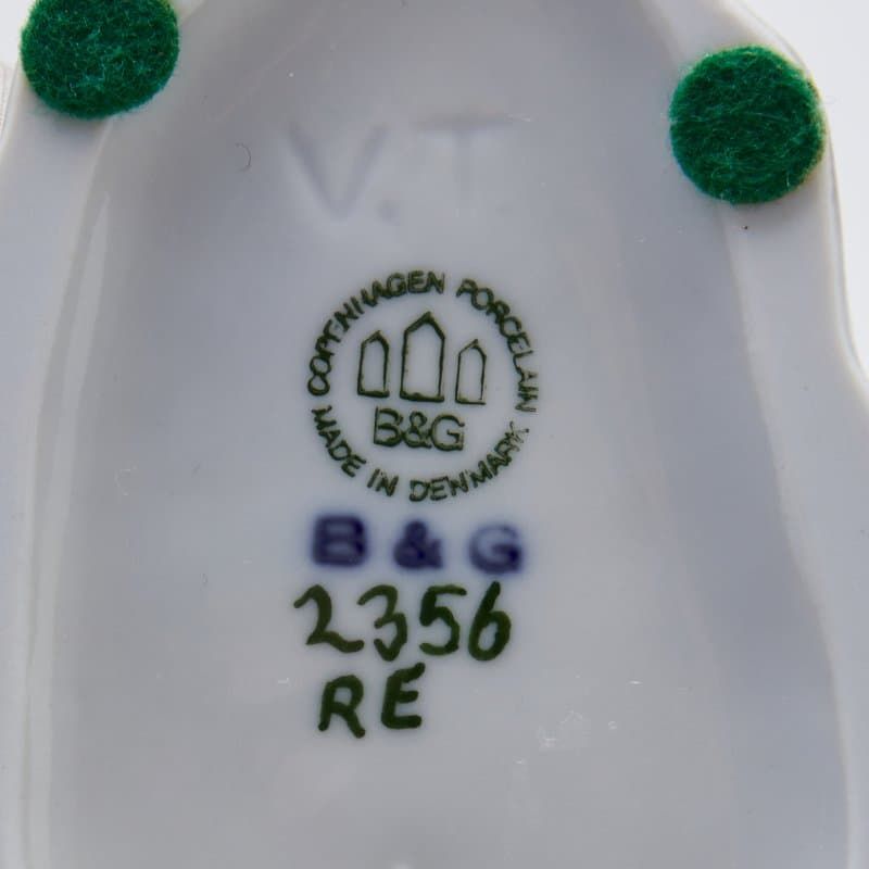 Девушка сажает цветы - View 9