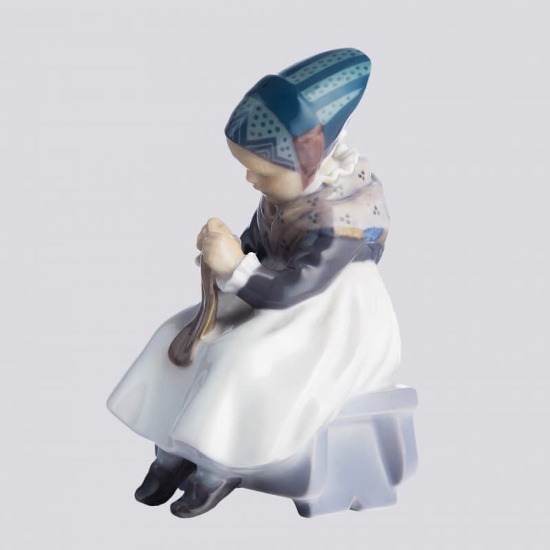 Бабушка сидит с вязанием - View 2