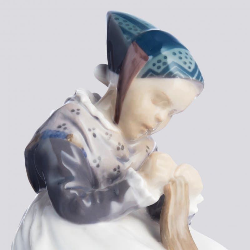 Бабушка сидит с вязанием - View 3