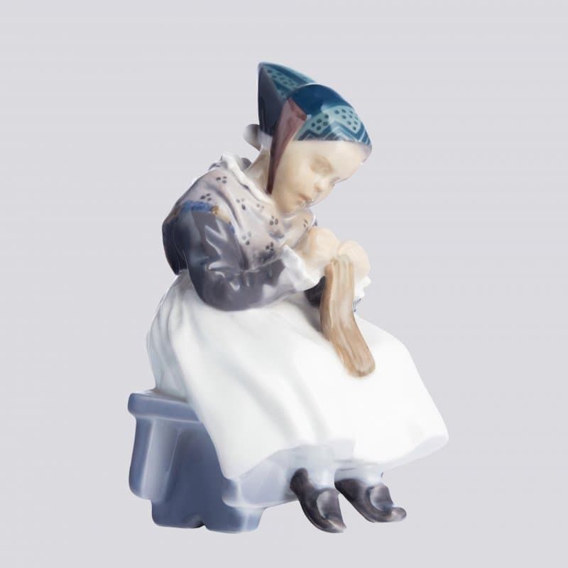 Бабушка сидит с вязанием - View 4