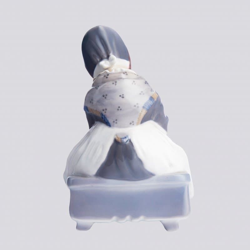 Бабушка сидит с вязанием - View 5