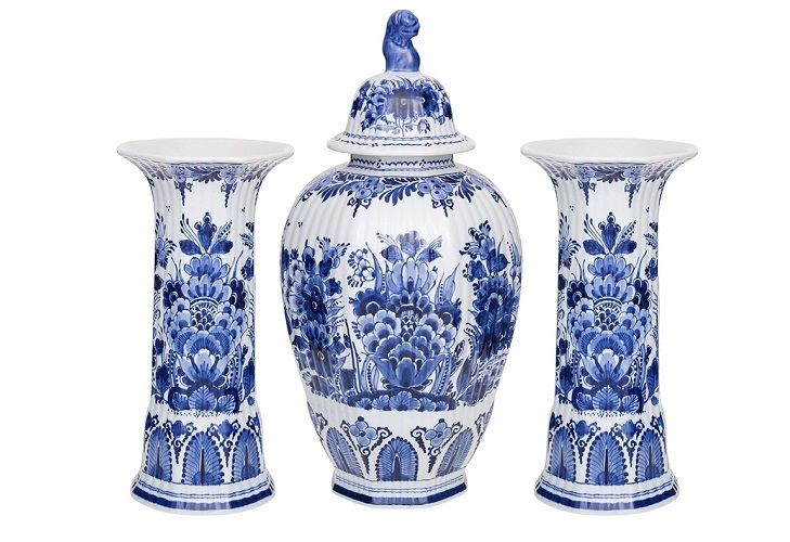 Фарфоровая ваза с кобальтовыми цветами, символ мистической глубины и элегантности